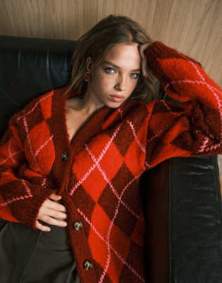 ASOS DESIGN - Aufgeraute Boyfriend-Strickjacke in Rot mit Argyle-Muster
