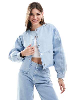 ASOS DESIGN - Ausgeblichene Jeansjacke ohne Kragen-Blau