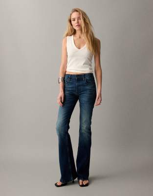 ASOS DESIGN - Ausgestellte Bootcut-Jeans in dunkler mittlerer Waschung-Blau