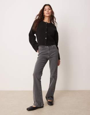 ASOS DESIGN - Ausgestellte Bootcut-Jeans in Grau mit Komfort-Stretchanteil und mittelhohem Bund