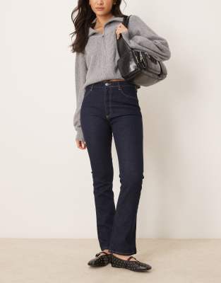 ASOS DESIGN - Ausgestellte Bootcut-Jeans in Grau mit Komfort-Stretchanteil und mittelhohem Bund-Marineblau