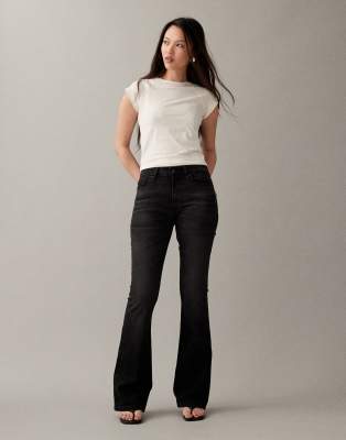 ASOS DESIGN - Ausgestellte Bootcut-Jeans in Schwarz