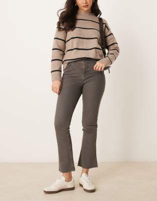 ASOS DESIGN - Ausgestellte Cropped-Jeans in überfärbtem Braun