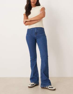 ASOS DESIGN - Ausgestellte Jeans mit Comfort Stretch und extrem hohem Bund in Mittelblau
