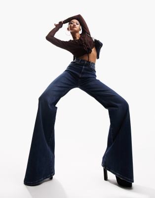 ASOS DESIGN - Ausgestellte Jeans mit Power-Stretch im Stil der 70er-Blau