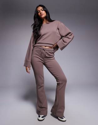 ASOS DESIGN - Ausgestellte Jogginghose aus Interlock-Stoff in dunklem Taupe, Kombiteil-Keine Farbe