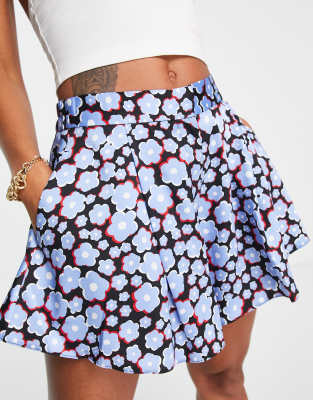 ASOS DESIGN - Ausgestellte Shorts mit blauem Blumenmuster