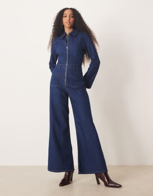 ASOS DESIGN - Ausgestellter Denim-Jumpsuit im 70er-Stil in Mittelblau