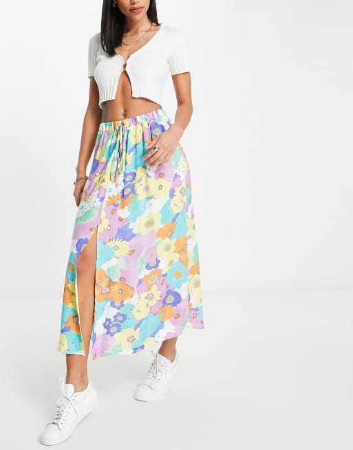 ASOS DESIGN – Ausgestellter Midirock mit elastischem Bund in Weiß mit hellem Blumendruck