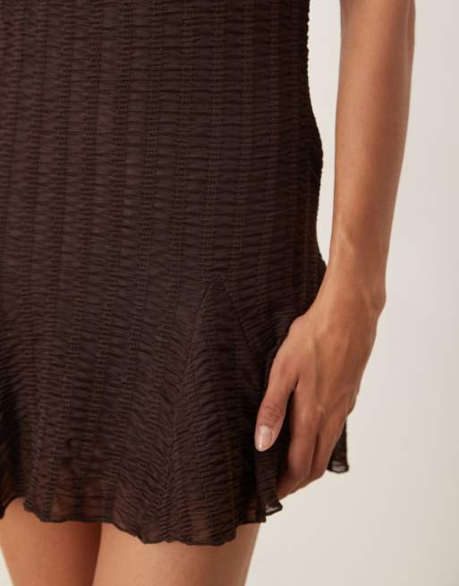 ASOS DESIGN – Ausgestelltes, kurzärmliges Minikleid in strukturiertem Schokobraun, 4 von 4