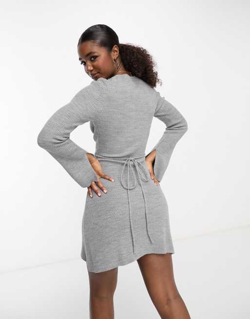 ASOS DESIGN – Ausgestelltes Mini-Wickelkleid aus Strick in meliertem Grau, 2 von 4
