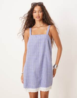 ASOS DESIGN – Ausgestelltes Minikleid mit Lochstickerei-Saum und marineblauem Vichy-Karo - view 1