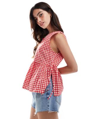 ASOS DESIGN - Ausgestelltes Oberteil in Rot mit Vichy-Karos, Schlitz-Ausschnitt und seitlicher Schnürung