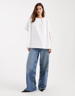 ASOS DESIGN - Ausgestelltes Oberteil in Weiß mit plissiertem Ausschnitt