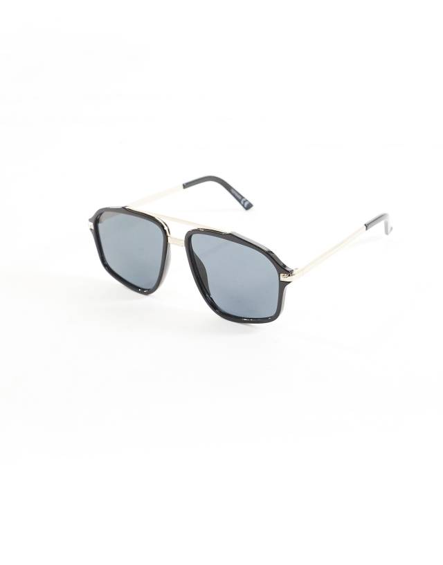 ASOS DESIGN - aviator sunglasses with smoke lens and gold detail frame in black