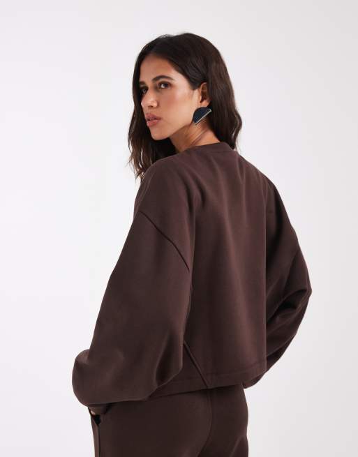 ASOS DESIGN avslappnad boxig croppad sweat i brun, 4 av 4