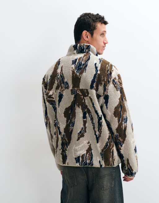 ASOS DESIGN avslappnad fleece med dragkedja och teddyfoder med camomönster i brunt, 4 av 5