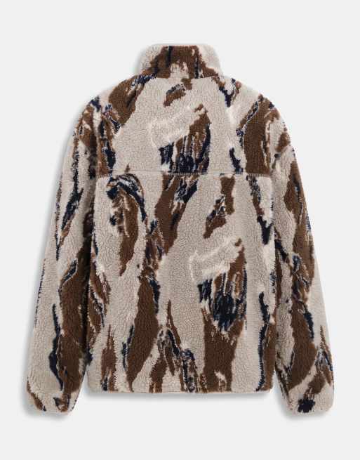 ASOS DESIGN avslappnad fleece med dragkedja och teddyfoder med camomönster i brunt, 7 av 7
