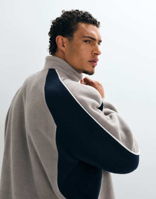 ASOS DESIGN avslappnad fleece med ståkrage, panelsömmar och broderat tryck i grått, 5 av 5