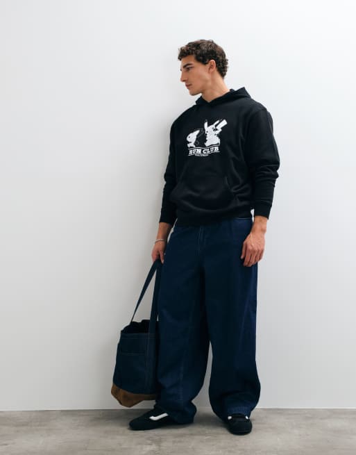 ASOS DESIGN avslappnad huvtröja med Pokemon Pikachu-tryck i svart, 3 av 5