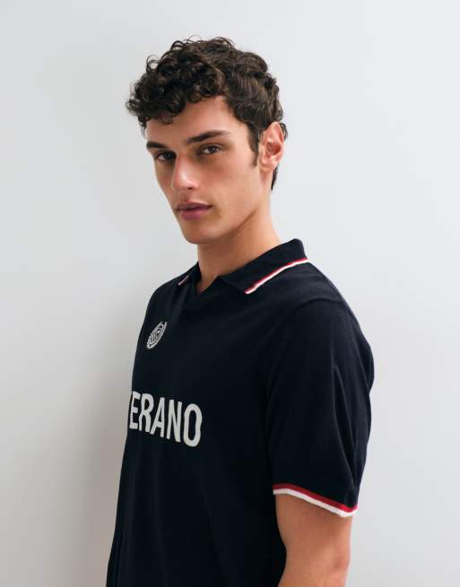 ASOS DESIGN avslappnad stickad pikétröja med tryck i marinblått, 2 av 5