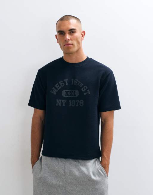 ASOS DESIGN avslappnad t-shirt med collegemotiv i marinblått, 5 av 5