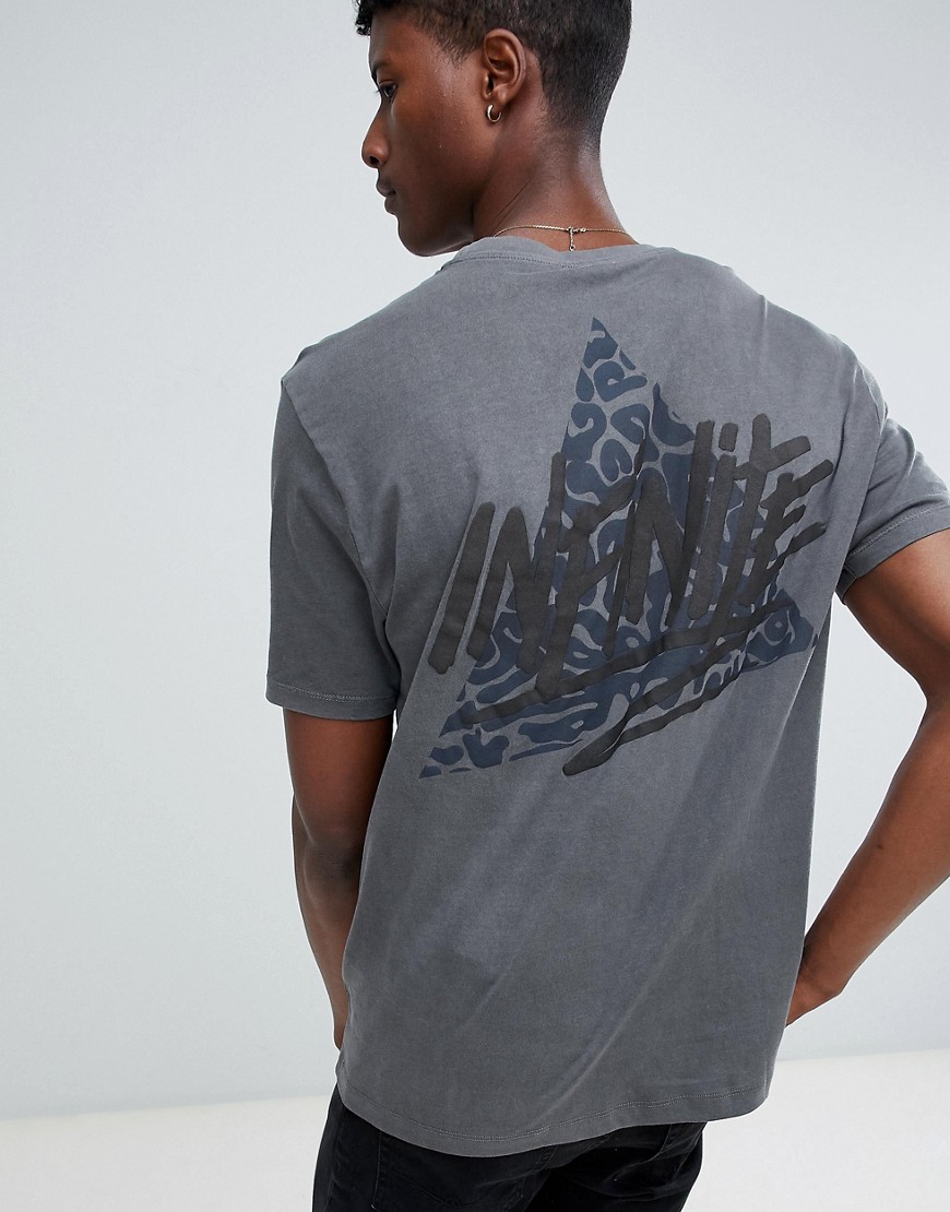 ASOS DESIGN – Avslappnad T-shirt med 'Infinite'-tryck på ryggen i blek tvätt-Grå
