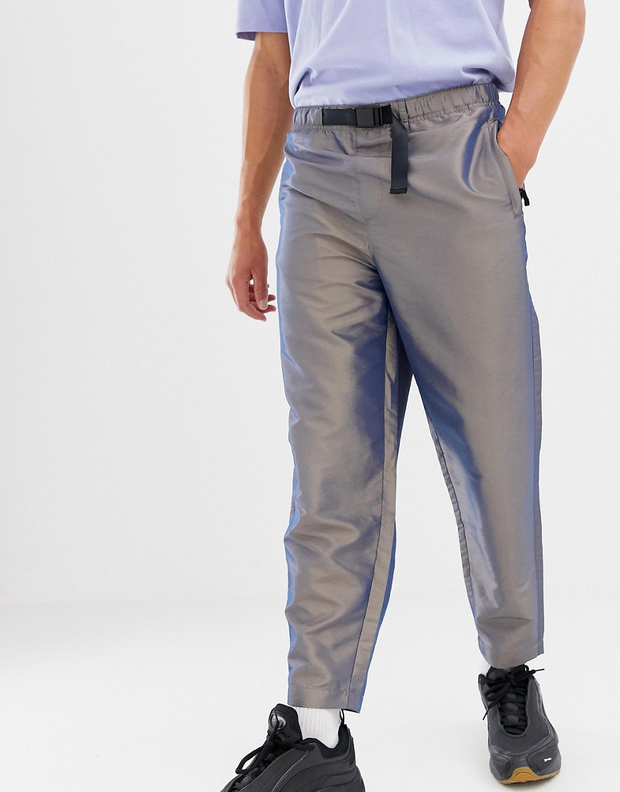 ASOS DESIGN – Avsmalnande byxor i iriserande nylon med skärpdetalj-Grå