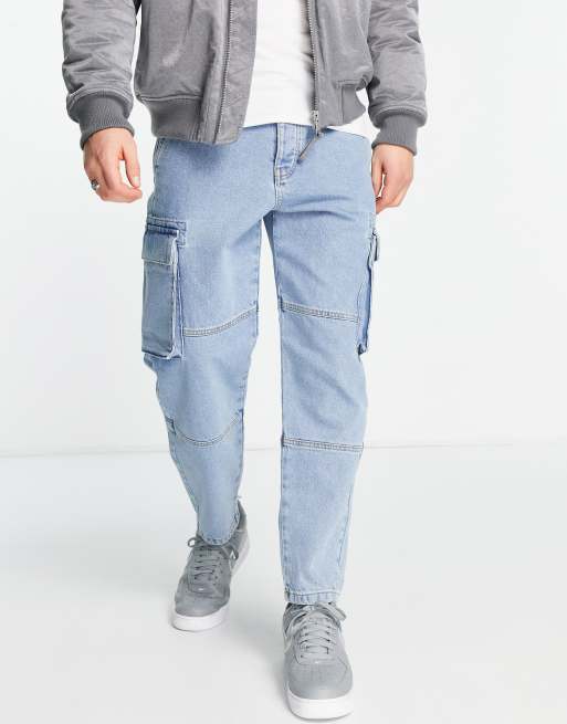 ASOS DESIGN – Avsmalnande cargojeans i avslappnad passform med snickardetaljer och ljus tvätt