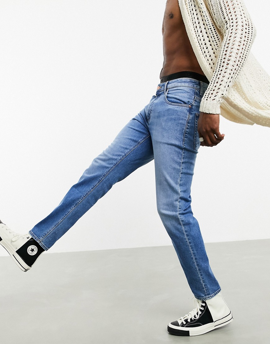 ASOS DESIGN – Responsible Edit – Blå avsmalnande jeans i mörk tvätt