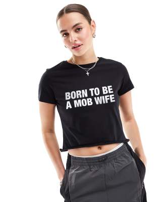 ASOS DESIGN - Baby Fit T-Shirt in Schwarz mit „Mob Wife"-Grafikprint