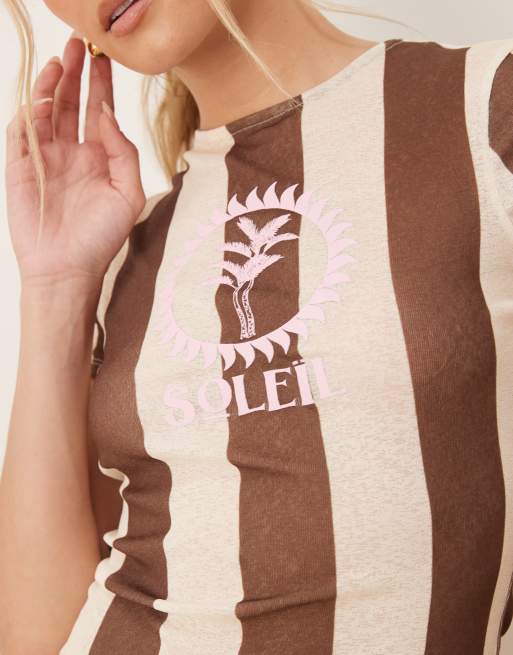 ASOS DESIGN - Baby-T-shirt med cremehvide striber og grafisk 'Soleil'-print, 2 af 4