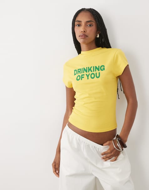 ASOS DESIGN baby t-shirt med Drinking of you-text i gult - view 1