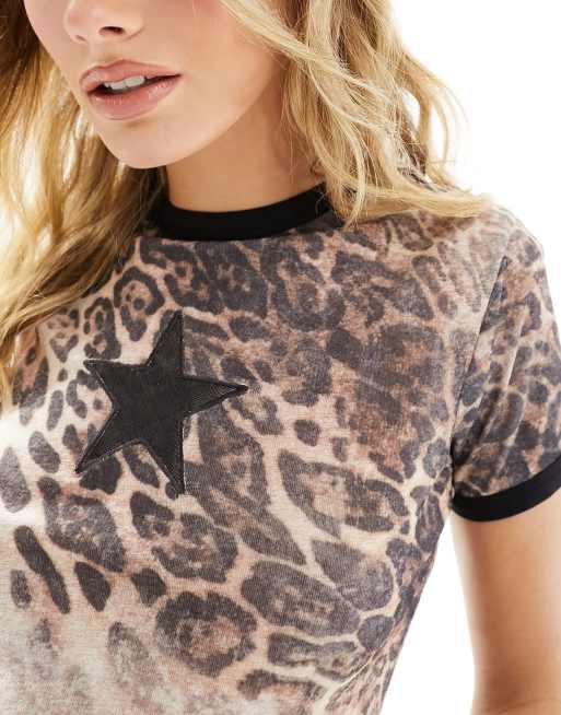 ASOS DESIGN - Baby-t-shirt med kantdetaljer samt stjernegrafik og leopardprint i mesh, 3 af 4