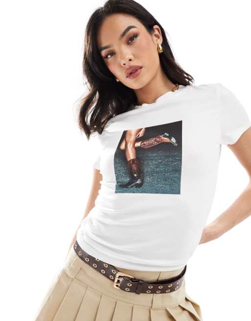 ASOS DESIGN - Baby-T-shirt met fotografische cowboylaarzen- en benenprint in wit