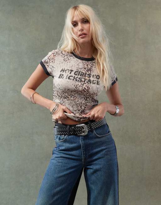 ASOS DESIGN - Baby-T-shirt met gekleurde randjes en bandslogan in luipaardprint