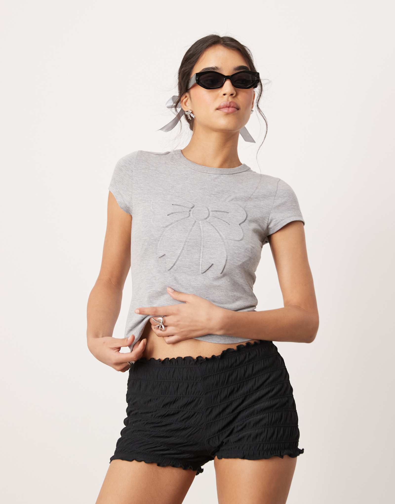 Футболка ASOS DESIGN с тисненым бантом серая меланжевая