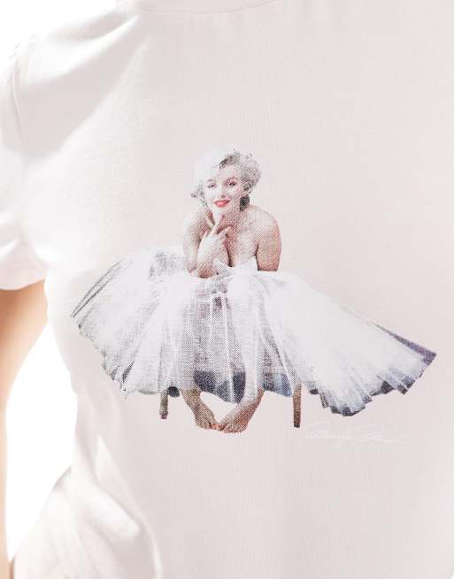 ASOS DESIGN baby tee with Marilyn Monroe licence graphic in pink, 2 of 4