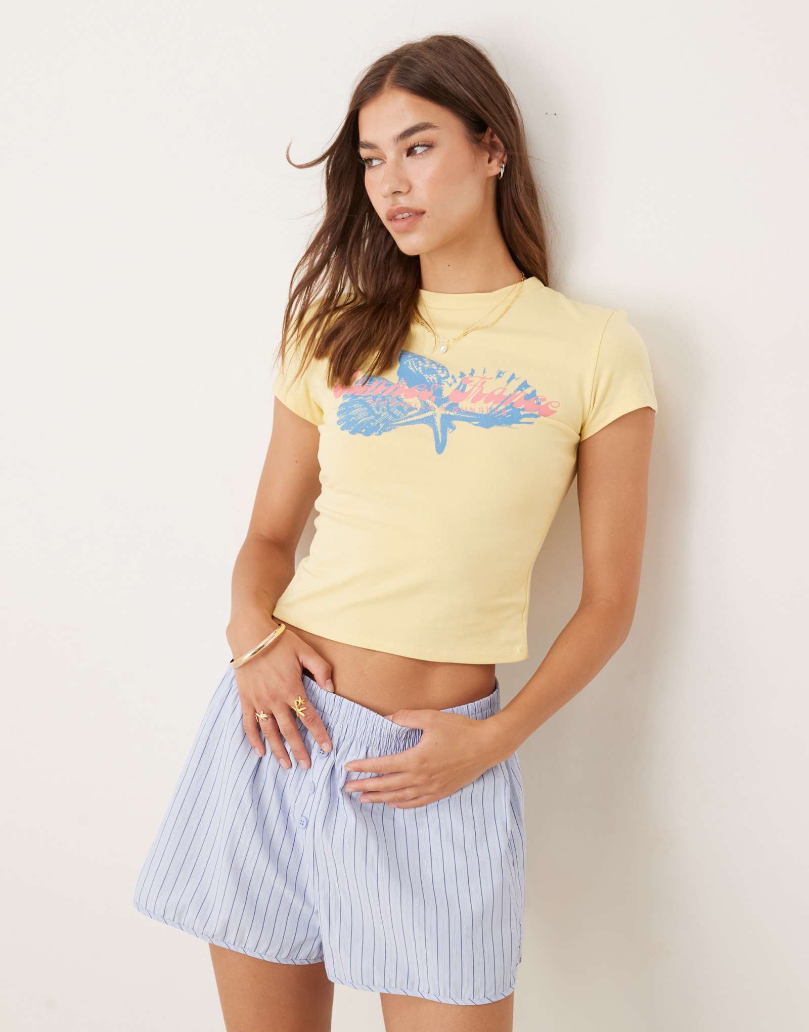 Футболка ASOS DESIGN baby tee с принтом ракушки желтая
