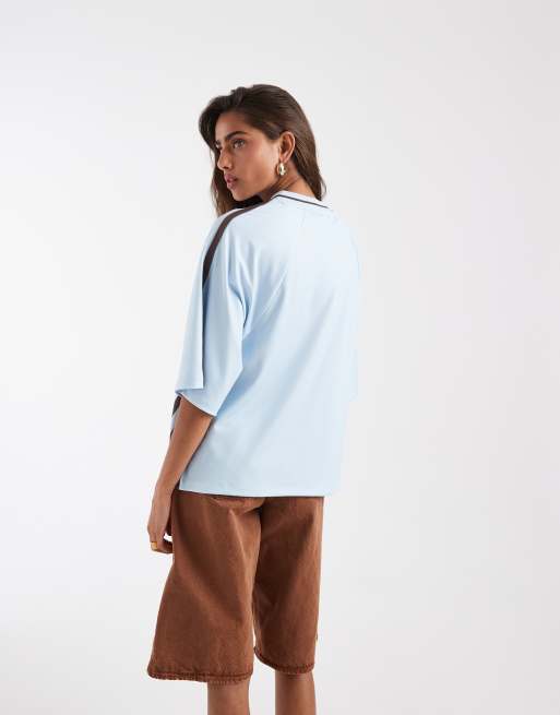 ASOS DESIGN - Babyblå/chokoladebrun oversized fodbold-T-shirt med V-hals og grafik, 4 af 4