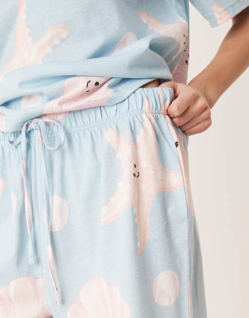 ASOS DESIGN - Babyblåt pyjamassæt med oversized T-shirt og shorts med strandskalsprint, 3 af 4