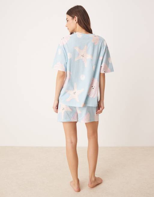 ASOS DESIGN - Babyblåt pyjamassæt med oversized T-shirt og shorts med strandskalsprint, 4 af 4