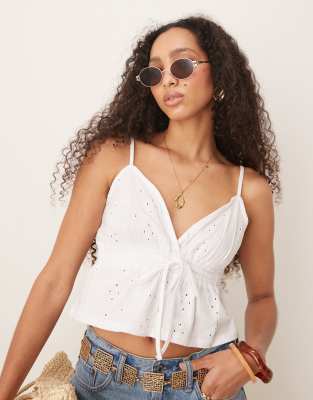 ASOS DESIGN - Babydoll-Camisole in Weiß mit Lochstickerei