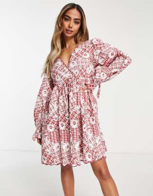 ASOS DESIGN - Babydoll mini-jurk van keperstof met geschulpte zoom en retro gingham motief met bloemen in rood