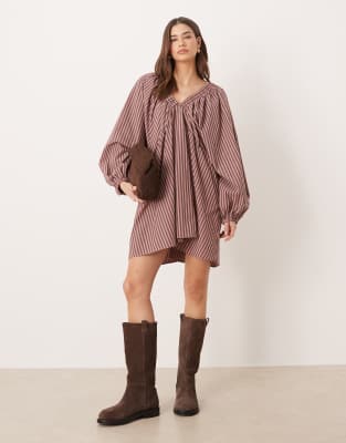 ASOS DESIGN - Babydoll-Minikleid in gestreiftem Schokobraun-Bunt