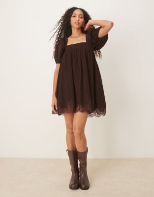ASOS DESIGN - Babydoll-Minikleid in Schokobraun aus Cord mit Puffärmeln, eckigem Ausschnitt und Spitzenbesätzen-Lila
