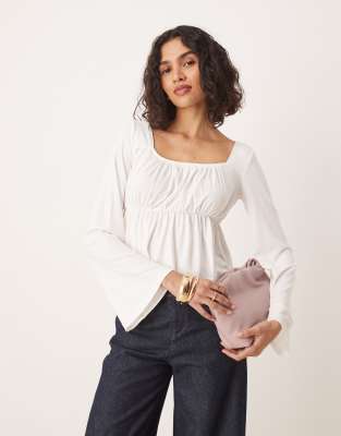 ASOS DESIGN - Babydoll-Oberteil in Elfenbeiweiß mit ausgestellten Ärmeln