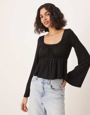 ASOS DESIGN - Babydoll-Oberteil in Schwarz mit ausgestellten Ärmeln-Weiß