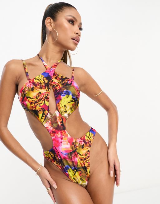 ASOS DESIGN – Baddräkt med korsad halsringning, utskurna detaljer och livligt abstrakt mönster