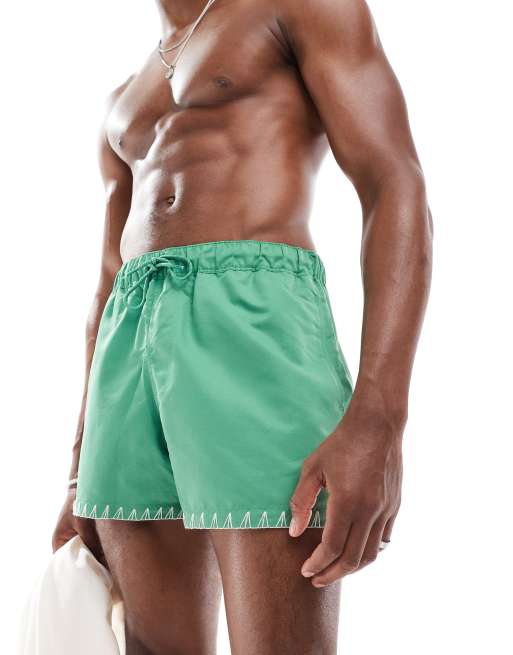 ASOS DESIGN – Badeshorts in kurzer Länge in Grün mit Saumdetail
